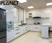 Îlot de cuisine moderne blanc brillant avec bar à déjeuner