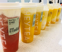 « La première tasse de thé au lait de l'automne »