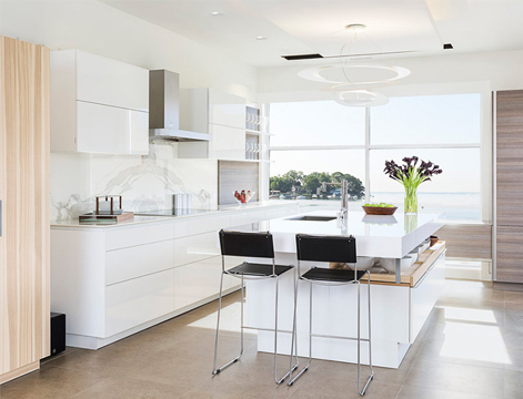 Meuble de cuisine blanc brillant crème avec îlot central pour une famille australienne